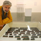 El coleccionista de modelismo ferroviario Andrés Paniagua, junto a varias de sus piezas de su exposición en la Casa de la Cultura de Ponferrada-Ical