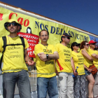 Los trabajadores de Nutrexpa se encadenan a las puertas de la fábrica durante la reunión de la mesa negociadora del ERE en señal de protesta por el cierre de la planta-ICAL