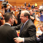 Debate de investidura del candidato a la Junta de Castilla y León con las intervenciones de Juan Vicente Herrera. En la imagen saluda al portavoz socialista Luis Tudanca-Ical