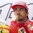 Fernando Alonso, en el box de Ferrari, en el circuito de Spa.-Foto: EFE / VALDRIN XHEMAJ