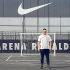 Ronaldo posa el el nuevo campo Arena Ronaldo, con la camiseta del Corinthians.-INSTAGRAM