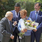 Jiménez Lozano muestra a su esposa la medalla en presencia de los representantes de la Diputación de Ávila.-ICAL