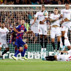 La espectacular falta lanzada por Messi.-EFE / TONI ALBIR