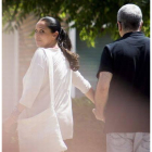 La cantante Isabel Pantoja acompañada de su hermano Agustín, en su regreso a prisión tras disfrutar de su primer permiso, en el Centro Penitenciario de Mujeres de Alcalá de Guadaira (Sevilla), el día 5.-RAUL CARO / EFE