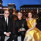 Antonio Hernández posa con su Espiga de Honor en la plaza Mayor ‘escoltado’ por Roberto Álvarez y Ruth Gabriel.-J.M. LOSTAU