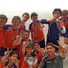 Los jugadores del Peñalba celebran el triunfo en la Supercopa junto a su entrenador, Javier Giralda.-EL MUNDO