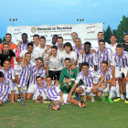 Jugadores y técnicos del Valladolid B posan con el trofeo de campeones tras derrotar al Atlético Tordesillas en la final.-REYES MOYANO