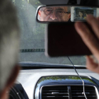 El investigador salmantino José Carlos Sánchez con la plataforma tecnológica que combate el miedo a conducir.-ENRIQUE CARRASCAL