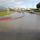 Imagen de la fuga de agua en la rotonda de San Agustín-J. M. Lostau