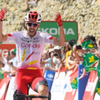 Jesús Herrada logra el triunfo en Arés del Maestrat, en la Vuelta 2019.-AFP / JOSÉ JORDAN