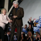 La candidata demócrata Hillary Clinton junto a su marido, expresidente de EEUU, en el caucus en Davenport (Iowa).-AFP / JUSTIN SULLIVAN