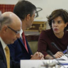 Soraya Sánez de Santamaría conversa con Rafael Catalá, junto al ministro Cristóbal Montoro e Íñigo de la Serna, este sábado, al inicio del Consejo de Ministros extraordinaro.-/ EFE / JUAN CARLOS HIDALGO