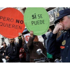 Manifestantes de la PAH ante el Ritz esperan a Rajoy y la cúpula del PP.-ARCHIVO