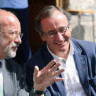 El ministro de Sanidad, Alfonso Alonso, conversa con el candidato a la Alcaldía de la capital, Javier León de la Riva, durante su visita a Valladolid-ICAL
