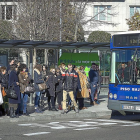 Pasajeros en una parada durante una de las jornadas de paro en los autobuses.-MIGUEL Á. SANTOS (PHOTOGENIC)