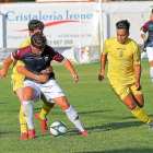 Un jugador del Laguna frena en falta el ataque del Tordesillas.-REYES MOYANO