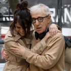 Selena Gómez y Woody Allen, el pasado septiembre en Nueva York, durante uno de sus rodajes.-PIERRE SUU