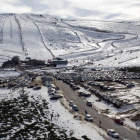 Miles de personas aprovechan el buen tiempo para acercarse a la estación de esquí de la Covatilla en Bejar.-ICAL