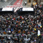 Imagen de la jornada de ayer, con gente abarrotando las calles de Barcelona.-JAVI MARTÍNEZ
