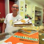 Ángel Mesonero muestra el postre de la Virgen de San Lorenzo en la Confitería Vitín.-PABLO REQUEJO / PHOTOGENIC