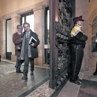 Jordi Pujol Ferrusola (con abrigo marrón) y sus abogados Cristóbal Martell y Albert Carrillo (con corbata de rayas), el 23 de febrero en el Parlament.-Foto: JULIO CARBÓ