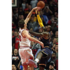 Pau Gasol pone un tapón decisivo a LeBron James, en los compases finales del partido entre los Bulls y los Cavaliers.-AP / JEFF HAYNES