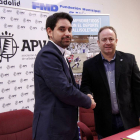 El presidente de la Asociación de la Prensa de Valladolid, Jorge Francés, y el presidente de la Asociación de la Prensa Deportiva de Valladolid, Íñigo Torres, firman un acuerdo de colaboración.-ICAL