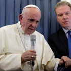 El Papa atiende a los medios en su regreso desde Dublín.-POOL