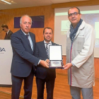 Director general y director de la planta de mecanizado recogen el premio.-E.M.