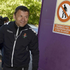 Miroslav Djukic entra por la puerta de vestuarios durante su etapa como entrenador del Real Valladolid.-NACHO GALLEGO