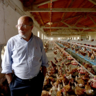 Francisco Igea, en la granja de pollos que visitó esta mañana en Villalpando.-ICAL