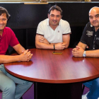 Catoira (en el Valencia), Braulio (que puede salir a Osasuna) y Cata, el día de su renovación, en noviembre-EL MUNDO