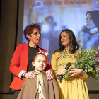 Montse Rubio, coordinadora de actividades del CIT, junto a las elegidas para interpretar a la reina Juana y Catalina.-E.M.