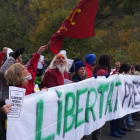 Un centenar de personas cortan la N-230 en la frontera entre la Vall dAran y Francia en protesta por el encarcelamiento de los exconsellers.-ACN
