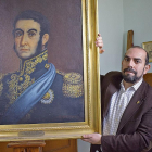 Dionisio Mena junto al cuadro del General San Martín en el pequeño museo de la iglesia de Santa Columba en Cervatos de al Cueza.-ARGICOMUNICACIÓN