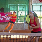 Rosa Vicens y Paula Arias en el partido disputado ayer.-EM