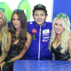 Valentino Rossi y cuatro chicas de Monster, su patrocinador personal, en la improvisada sala de prensa del Movistar Yamaha.-EMILIO PÉREZ DE ROZAS