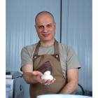 Salvatore muestra uno de sus quesos tiernos elaborado con leche de vaca. Su sabor único y su textura se obtienen a través de un proceso de elaboración artesanal con ingredientes de primera calidad.  / LA POSADA