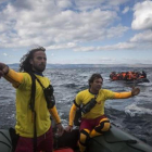 Dos miembros de Proactiva Open Arms socorren a refugiados en el Egeo.-AP / SANTI PALACIOS