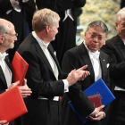 El Nobel de Literatura del 2017, Kazuo Ishiguro, los galardonados en Medicina (Jeffrey Hall, Michael Rosbash y Michael Young) y Economía (Richard Thaler).-TT / FREDRIK SANDBERG