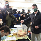 El candidato a la presidencia de la Junta de Castilla y León de VOX, Juan García-Gallardo, vota en Burgos.