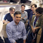 Pedro Sánchez, a bordo de un Airbus antes de volar a Santiago de Chile.-EL PERIÓDICO