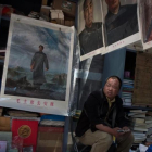 Un comerciante espera la llegada de clientes para vender imágenes y recuerdos de Mao Zedong.-AFP / NICOLAS ASFOURI