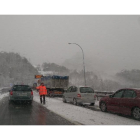La autopista A 66 que une León con Asturias, afectada por el temporal de nieve-ICAL