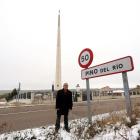 Eutimio Montero frente al obelisco de 45 metros que levantó en memoria de su esposa fallecida en Pino del Río (Palencia)-ICAL