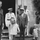 Foto de archivo de Franco con los ahora Reyes eméritos y sus hijos, en el pazo de Meirás.-EL PERIÓDICO / ARCHIVO