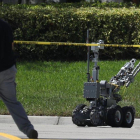 Un robot de desactivación de explosivos en la oficina de correos de Miami de donde se sospecha que salieron los paquetes bomba.-JOE RAEDLE / AFP
