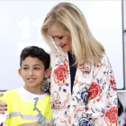 Cifuentes, con el pequeño Yousef, de 9 años.-COMUNIDAD DE MADRID