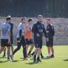 El entrenador blanquivioleta Sergio, en el centro, durante el último entrenamiento de esta semana del Real Valladolid.-MIGUEL ÁNGEL SANTOS
