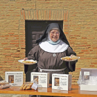 La madre abadesa Sor Micaela en el patio del albergue de peregrinos con los dulces y pastas del convento./ ArgiComunicación